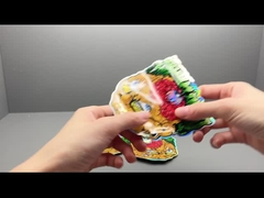 το ανώμαλο διαμορφωμένο ζιζάνιο τοποθετεί τις πλαστικές mylar καννάβεις που συσκευάζουν σε σάκκο με ziplock